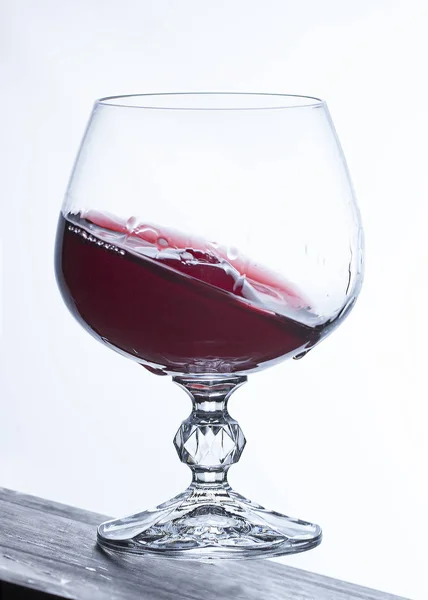 Ein Glas Weißwein Auf Weißem Hintergrund Nahaufnahme Stillleben Bild — Stockfoto