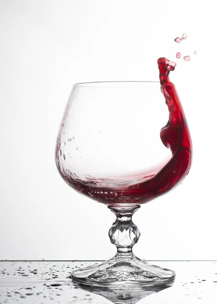 白い背景の静物クローズ アップ画像を白ワインのガラス — ストック写真