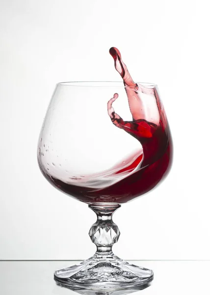 Ein Glas Weißwein Auf Weißem Hintergrund Nahaufnahme Stillleben Bild — Stockfoto