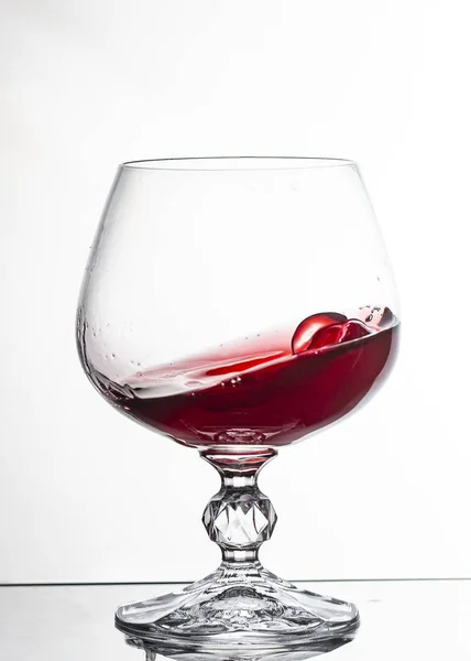 Ein Glas Weißwein Auf Weißem Hintergrund Nahaufnahme Stillleben Bild — Stockfoto
