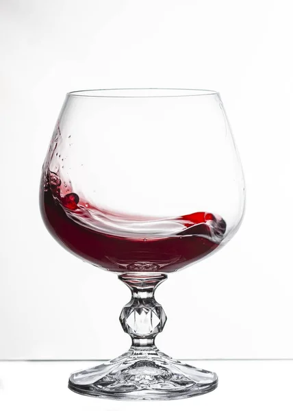 白い背景の静物クローズ アップ画像を白ワインのガラス — ストック写真