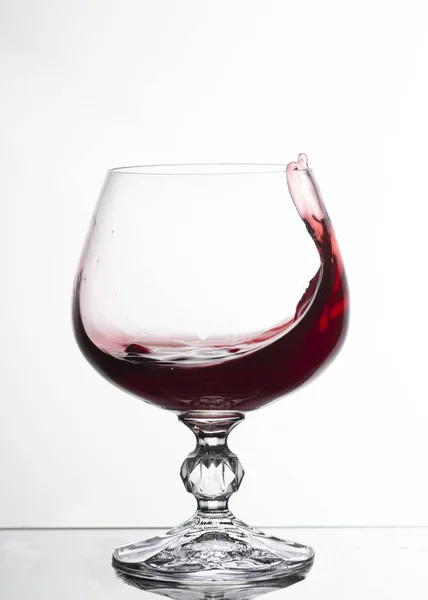 Ein Glas Weißwein Auf Weißem Hintergrund Nahaufnahme Stillleben Bild — Stockfoto