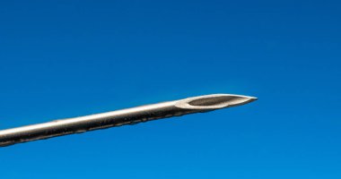 Mavi renk arka plan üzerinde tıbbi şırınga