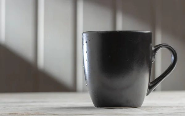 Caneca Preta Cerâmica Com Padrões Uma Mesa Madeira Branca Nos — Fotografia de Stock