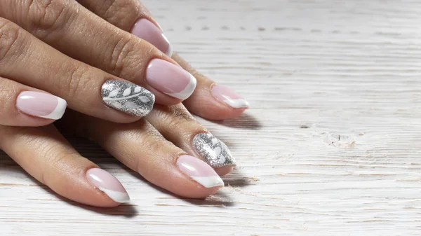 Manicura Rosa Con Color Blanco Aislado Sobre Fondo Madera Blanco — Foto de Stock