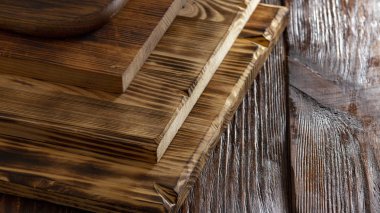 farklı ahşap kesme tahtası üzerinde eski ahşap masa yığını seçici odak