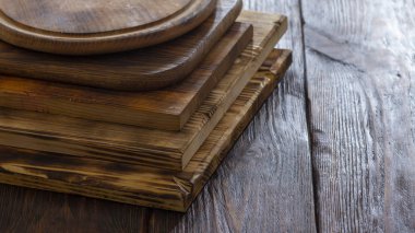 farklı ahşap kesme tahtası üzerinde eski ahşap masa yığını seçici odak