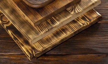 farklı ahşap kesme tahtası üzerinde eski ahşap masa yığını seçici odak