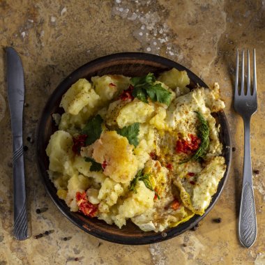 Patates püresi kahverengi ahşap arka plan tabağa yakından kil kase