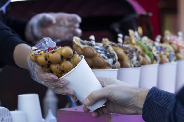 Bir ızgara, ızgara patates çanağı altın kavrulmuş patates pişmiş