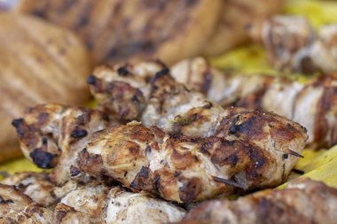 Sokak gıda, ızgara et şiş üzerinde. Ev yapımı. Yakın çekim