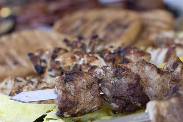 屋台の食べ物 串に肉のグリル 自家製 クローズ アップ — ストック写真