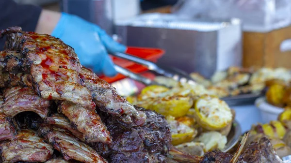 Izgara domuz kaburga ızgara. Domuz kaburga ızgara, çok lezzetli yemek sokak gıda sıcak. Yakın çekim