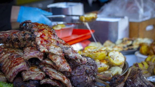 Izgara domuz kaburga ızgara. Domuz kaburga ızgara, çok lezzetli yemek sokak gıda sıcak. Yakın çekim