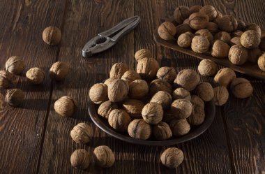 Kabuklu ceviz. Ahşap bir masaya. Üstten görünüm kapat