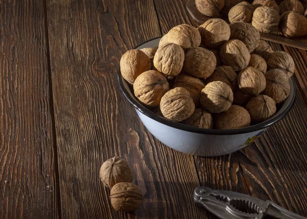 Lezzetli ceviz ve renk ahşap masa çekiç ile plaka