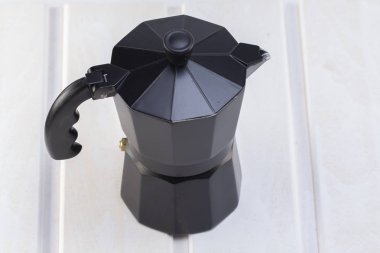 Beyaz ahşap arka plan en iyi manzaralı üzerinde İtalyan siyah kahve makinesi