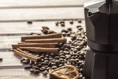 İtalyan kahve pot kahve makinesi veya cafettiera beyaz zemin üzerine kahve çekirdekleri ile dolu. Kopya alanı.