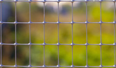 Seçici odak ile yeşil eski metal kafes. Yakın çekim, soyut resim.