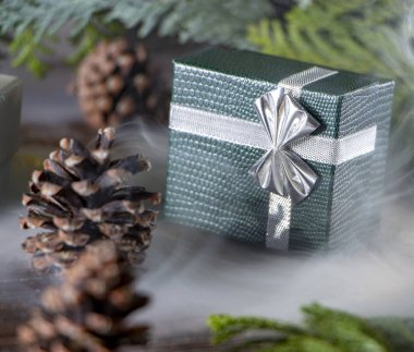 Yeni yıl hediyeleri ile arka plan, kozalaklı dalları. Kopya alanı