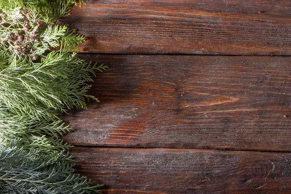 Yeni yıl hediyeleri ile arka plan, kozalaklı dalları. Kopya alanı