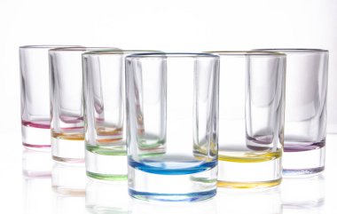 Beyaz bir arka plan üzerinde altı küçük renkli gözlük yakın çekim