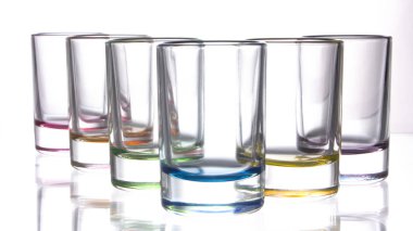 Beyaz bir arka plan üzerinde altı küçük renkli gözlük yakın çekim