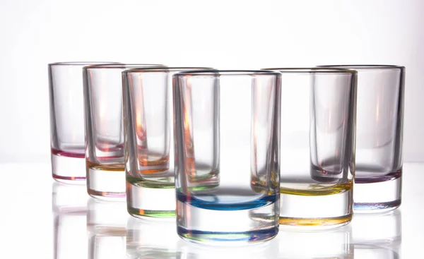 Seis Pequeños Vasos Colores Sobre Fondo Blanco Cerca —  Fotos de Stock