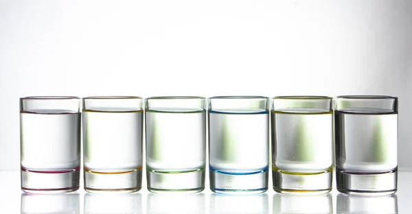 Seis Pequeños Vasos Colores Sobre Fondo Blanco Cerca —  Fotos de Stock