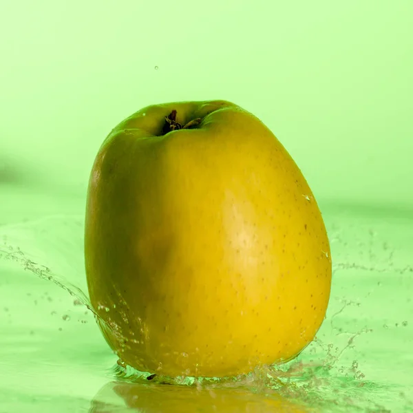 Groene Appel Spatten Van Water Een Gekleurde Achtergrond Close — Stockfoto