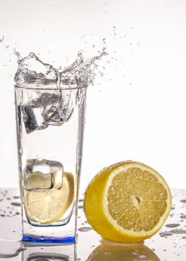Bir bardak limonata su ile hafif bir arka plan üzerinde Kapat