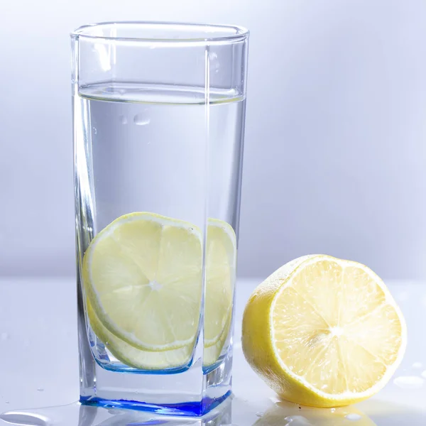 Ein Glas Limonade Auf Hellem Hintergrund Mit Plätscherndem Wasser Nahaufnahme — Stockfoto