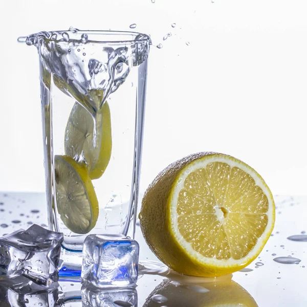 Glass Lemonade Light Background Splashing Water Close — Stock Photo, Image