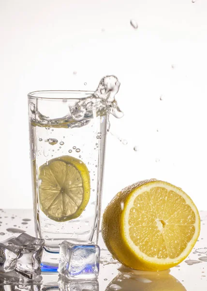Sklenici Limonády Světlém Pozadí Šplouchání Vody Zblízka — Stock fotografie