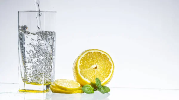 Ein Glas Limonade Auf Hellem Hintergrund Mit Plätscherndem Wasser Nahaufnahme — Stockfoto