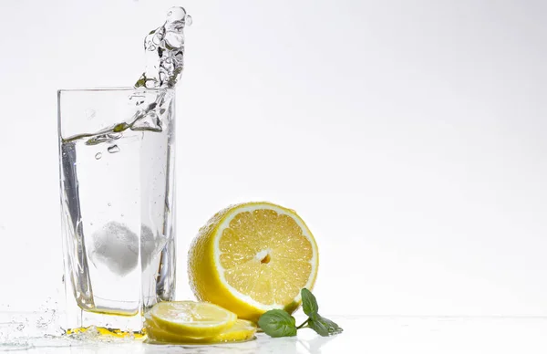 Bicchiere Limonata Fondo Chiaro Con Spruzzi Acqua Vicino — Foto Stock