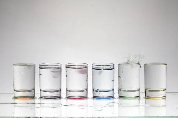 Gotas Água Deixar Cair Cubo Gelo Copo Líquido Fechar — Fotografia de Stock