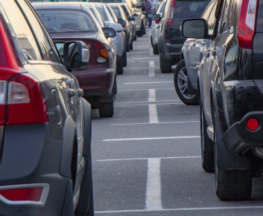 Mall yakınındaki Park yerinde çok araba yakın çekim