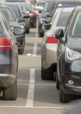 Mall yakınındaki Park yerinde çok araba yakın çekim