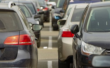 Mall yakınındaki Park yerinde çok araba yakın çekim