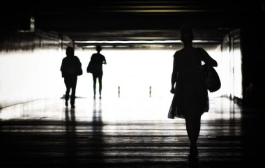 siluet bir metro tüneli'nde. Tünel bitiş kavramı ışığında