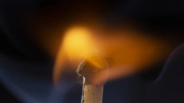 Brennendes Holzstreichholz Mit Rotem Streichholzkopf Auf Schwarzem Hintergrund Nahaufnahme — Stockfoto