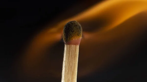 Brennendes Holzstreichholz Mit Rotem Streichholzkopf Auf Schwarzem Hintergrund Nahaufnahme — Stockfoto