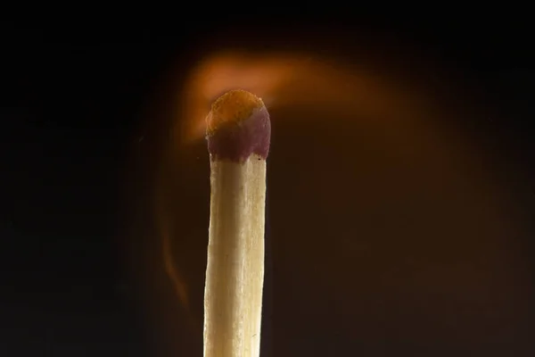 Brennendes Holzstreichholz Mit Rotem Streichholzkopf Auf Schwarzem Hintergrund Nahaufnahme — Stockfoto