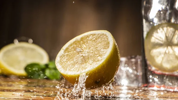 Rebanada Limón Una Mesa Madera Con Agua Salpicada —  Fotos de Stock