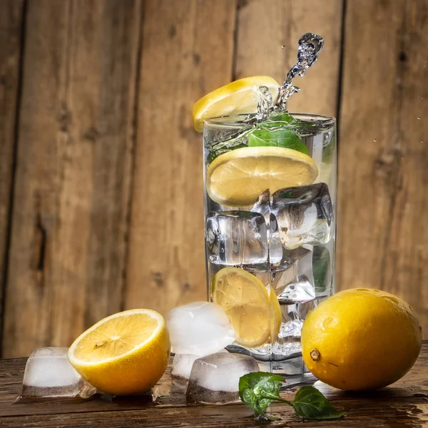 Transparentes Glas Limonade Auf Dem Alten Holztisch Vor Dem Hintergrund — Stockfoto