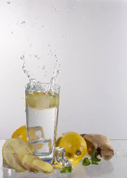 Sklenici Limonády Světlém Pozadí Šplouchání Vody Zblízka — Stock fotografie