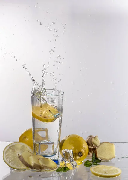 Bir bardak su ile hafif bir arka plan üzerinde limonata — Stok fotoğraf