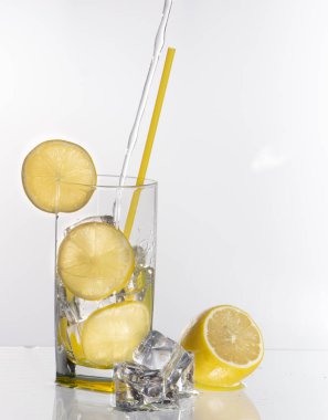 Bir bardak su ile hafif bir arka plan üzerinde limonata