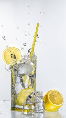 Bir bardak su ile hafif bir arka plan üzerinde limonata